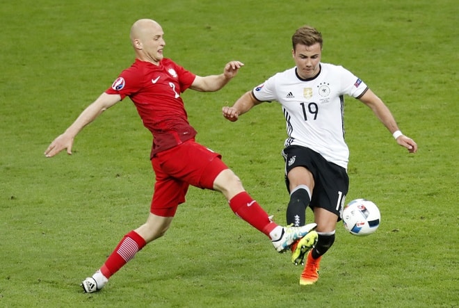 Michał Pazdan (Ba Lan) Tuổi: 28 Trước Euro 2016: Vô địch Ba Lan với CLB Legia Warszaw Lần đầu tiên Pazdan được gọi lên tuyển, anh thậm chí còn nhận được sự hoài nghi từ một nhân viên khách sạn nơi đội tuyển đóng quân. Tuy nhiên, trung vệ này đã trải qua giải đấu xuất sắc trên đất Pháp, giúp hàng thủ Ba Lan giữ sạch lưới sau ba trận vòng bảng, đặc biệt là trước đối thủ có hàng công cực mạnh là tuyển Đức.