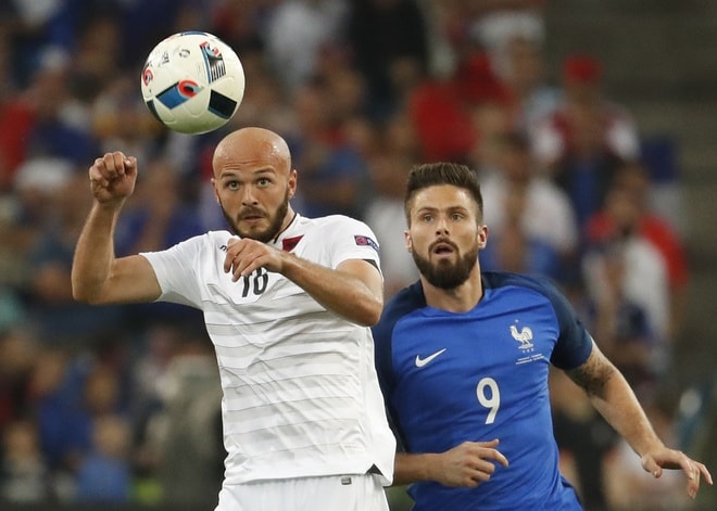 Arlind Ajeti (Albania) Tuổi: 22 Trước Euro 2016: Xuống hạng tại Serie A với Frosinone. Euro vừa qua là giải đấu khó quên với hậu vệ Arlind Ajeti, người phải theo dõi trận mở màn giữa Albania với Thụy Sỹ trên băng ghế dự bị. Nhưng sau đó, anh đã chiếm được suất đá chính nhờ thi đấu ấn tượng trước chủ nhà Pháp, trước khi được bình chọn là cầu thủ xuất sắc nhất trong chiến thắng lịch sử của đội nhà trước Romania ở lượt đấu cuối. Mùa tới, Ajeti sẽ tiếp tục được chơi bóng ở Serie A trong màu áo Torino.