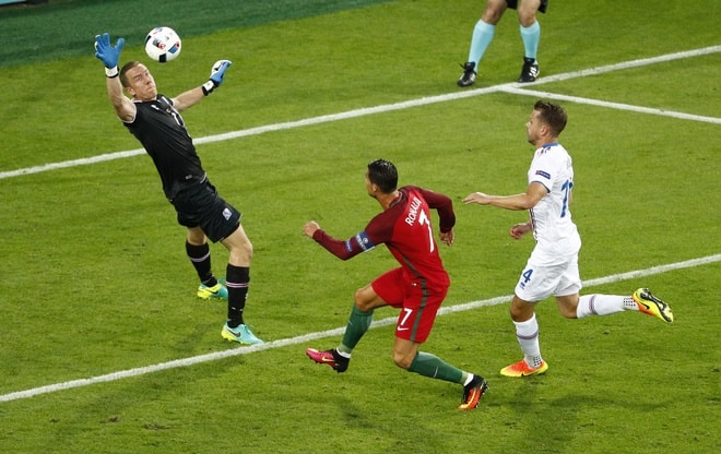 Hannes Halldórsson (Iceland) Tuổi: 32 Trước Euro 2016: Thi đấu tại giải hạng nhất Na Uy cho CLB Bodo/Glimt Hannes Halldorsson là nhà sản xuất phim bán thời gian trước khi chuyển sang chơi bóng đá chuyên nghiệp chỉ mới cách đây ba năm. Tuy nhiên, anh đã cùng các đồng đội trải qua 1 hành trình đáng nhớ tại Euro 2016 khi làm nản lòng nhiều chân sút như Cristiano Ronaldo, David Alaba và Harry Kane.