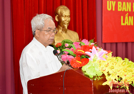 Linh mục Nguyễn Đăng Điền- Chủ tịch Ủy ban đoàn kết công giáo Nghệ An phát biểu khai mạc  hội nghị.
