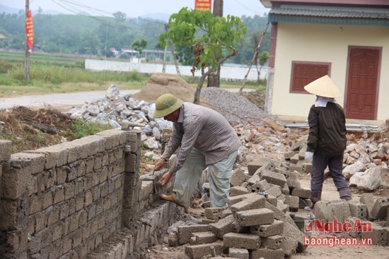 Sau nông thôn mới, xã tiếp tục chú trọng hoàn thiện cơ sở hạ tầng (ảnh: xây dựng tường rào ở trường tiểu học xã Bắc Thành). 