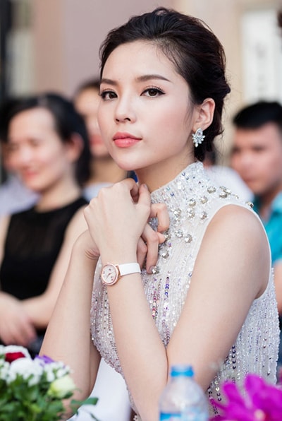 hoa-hau-ky-duyen-thue-luat-su-bao-ve-danh-du-sau-scandal-hut-thuoc