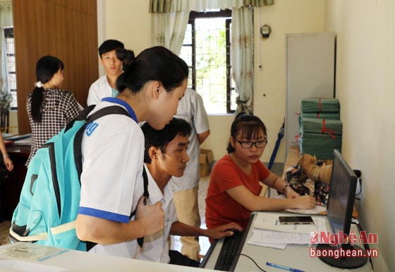 Thí sinh đăng ký xét tuyển vào các trường đại học, cao đẳng tại Kỳ thi tuyển sinh năm 2015 ở điểm trường THPT Lê Viết Thuật