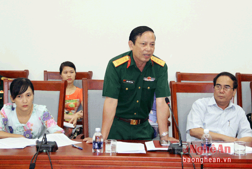Lãnh đạo Bộ chỉ huy quân sự tỉnh báo cáo kết quả tuyên truyền PBGDPL cho người dân.