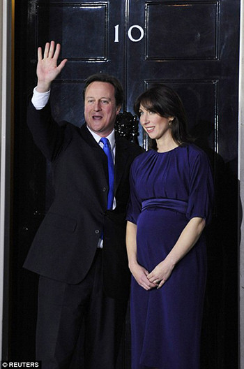 Ông Cameron và vợ khi chuyển đến Phố Downing vào tháng 5/2010. Ảnh: Reuters