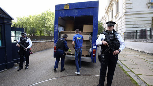 Chiếc xe chở đồ tại văn phòng thủ tướng Anh chiều qua. Ảnh: ITV