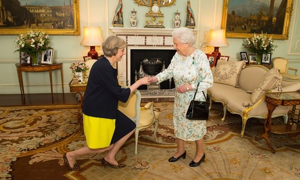 Nữ hoàng Elizabeth II chào đón bà Theresa May tại điện Buckingham ngày 13/7/2016. Ảnh: AP