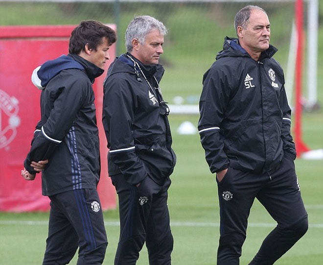 Mourinho bên cạnh hai trợ lý, những người cộng sự của ông trên con đường đưa Man Utd trở lại đỉnh cao.