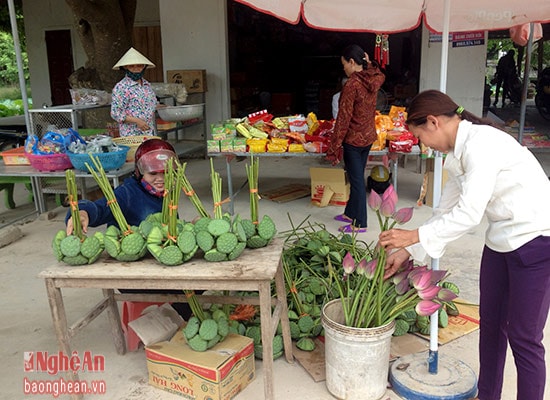 Về xã Phúc Thành, ngoài thưởng ngoạn cảnh đẹp thiên nhiên thơ mộng,  du khách còn được thưởng thức hương vị ngọt  ngào từ các sản phẩm của cây Sen