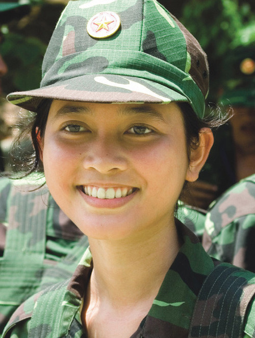 Nữ quân nhân Việt Nam.
