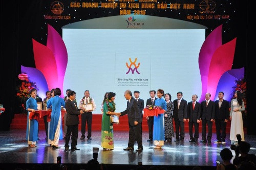 Giám đốc Bảo tàng Phụ nữ Việt Nam nhận giải thưởng tại Lễ vinh danh.