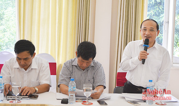 Đồng chí Nguyễn Thanh Hiền- Ủy viên BCH Đảng bộ tỉnh, Hiệu trưởng Trường Chính trị tỉnh phát biểu góp ý việc đổi mới nâng cao chất  lượng đào tạo đội ngũ cán bộ.