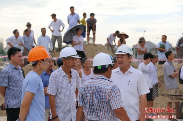 Giám đốc các công ty bàn phương án di chuyển tòa nhà.