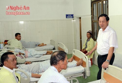 Đồng chí Lê Minh Thông, Ủy viên BTV tỉnh ủy, Phó Chủ tịch UBND tỉnh kiểm tra, thăm hỏi bệnh nhân Bệnh viện ĐKKV Tây Bắc.