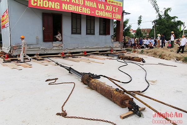 Để di chuyển ngôi nhà, thay vì dùng ròng rọc kéo bằng tay thì đội thi công sử dụng ống thủy lực