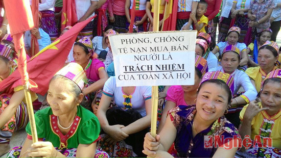 Phụ nữ huyện Con Cuông tham gia tuyên truyền phòng chống mua bán người.
