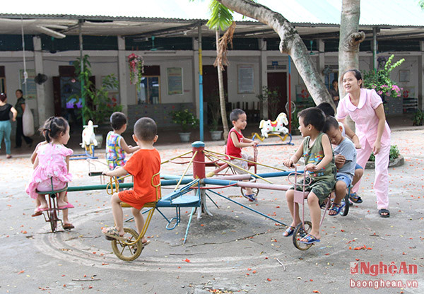 Sân vui chơi của các cháu Trường mầm non Công ty cổ phần Dệt may Hoàng Thị Loan.