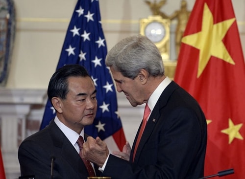 Ngoại trưởng Mỹ John Kerry (phải) và người đồng cấp Trung Quốc Vương Nghị. Ảnh: AP.