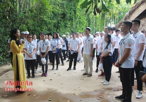 Đối với nhiều thanh niên kiều bào, đây là lần đầu tiên họ về nước và được đến thăm quê hương Chủ tịch Hồ Chí Minh. 