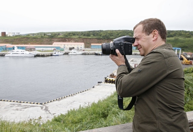 Thủ tướng Nga Dmitry Medvedev chụp ảnh trong tour du lịch.