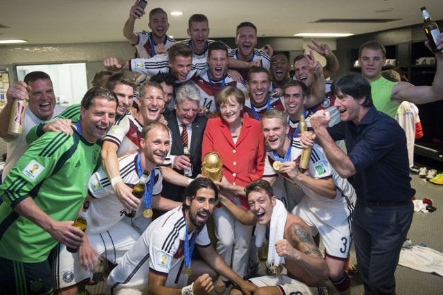 Thủ tướng Angela Merkel ăn mừng chức vô địch World Cup trong phòng thay đồ đội tuyển Đức.