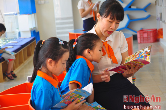 Mỗi phút giây tại thư viện trường, các em lại được cô giáo ân cần hướng dẫn biết bao điều mới lạ.