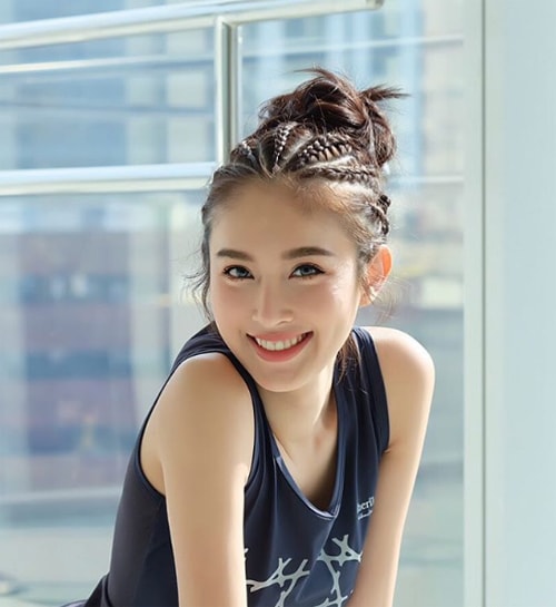 Nong Poy khoe nụ cười tươi tắn trong bộ ảnh gần đây. Năm 2015, cô xếp thứ 63 trong danh sách