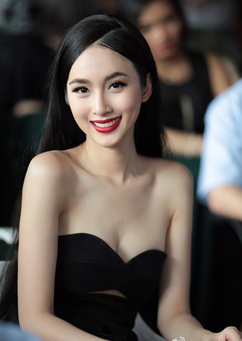 Cô được nhiều khán giả khen ngợi ở gu thời trang gợi cảm, nữ tính.