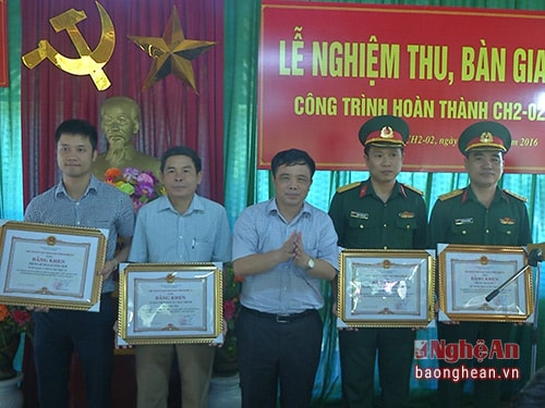Đồng chí Huỳnh Thanh Diền - tặng bằng khen của Chủ tịch ủy ban nhân dân tỉnh cho các cá nhân có thành tích xuất sắc trong thực hiên nhiệm vụ