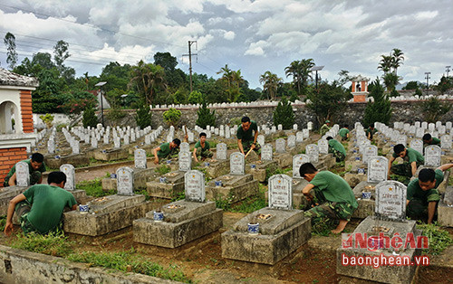 300 cán bộ chiến sĩ tham gia lao động tại nghĩa trang Việt Lào