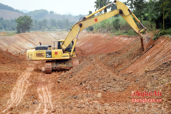 Thi công thủy lợi Bản Mồng. Ảnh Xuân Hoàng