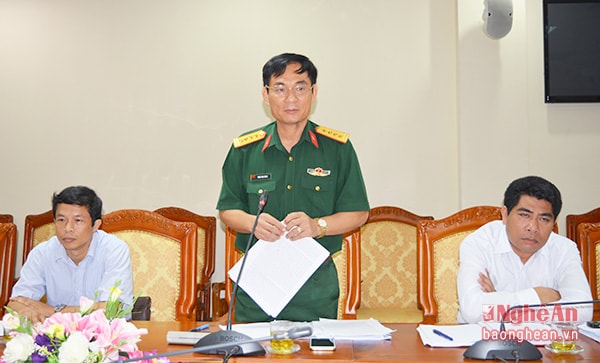 Đại tá Trần Văn Hùng-  Phó Chỉ huy trưởng, Tham mưu trưởng Bộ Chỉ huy Quân sự tỉnh phát biểu góp ý vào các báo cáo.