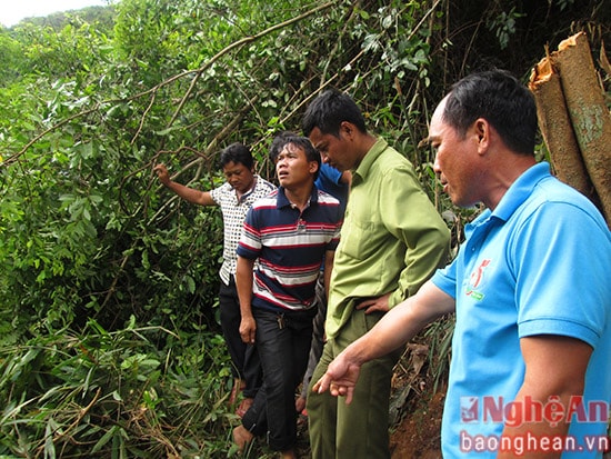 cơ quan chức năng điều tra hiện trường.