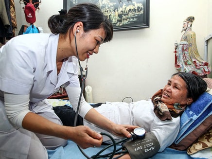 Bác sỹ thăm khám bệnh nhân tại gia đình - Ảnh minh họa
