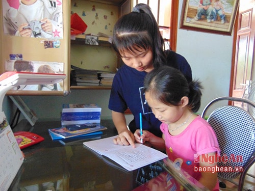 Bên cạnh việc học của bản thân, Tô Thị Thu Hà còn tranh thủ thời gian hướng dẫn cho em học bài