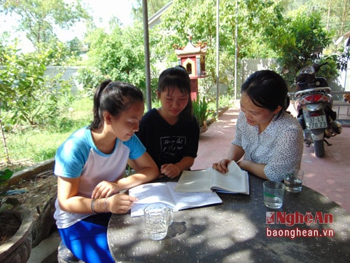 Cô Lê Thu Trang giáo viên chủ nhiệm Hà, Tuyên thường xuyên theo dõi, hướng dẫn các em trong học tập