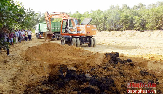 Khai quật nơi Công ty Môi trường đô thị Kỳ Anh chôn rác thải Formosa Hà Tĩnh trong trang trại để đưa đi xử lý. 