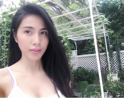 Thủy Tiên trong vườn rau sạch nhà mình.
