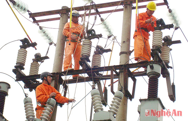 Bảo dưỡng duy tu hệ thống lưới điện trước mùa mưa bão ở Thanh Chương, ảnh Thành Chung