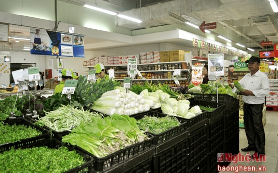 Nguồn cung hạn chế, giá mặt hàng rau xanh  trên thị trường Nghệ An tăng giá nhẹ