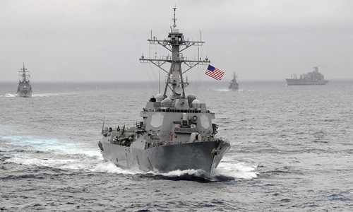 Tàu khu trục Mỹ tuần tra gần đảo nhân tạo Trung Quốc xây dựng ở Biển Đông. Ảnh: US Navy