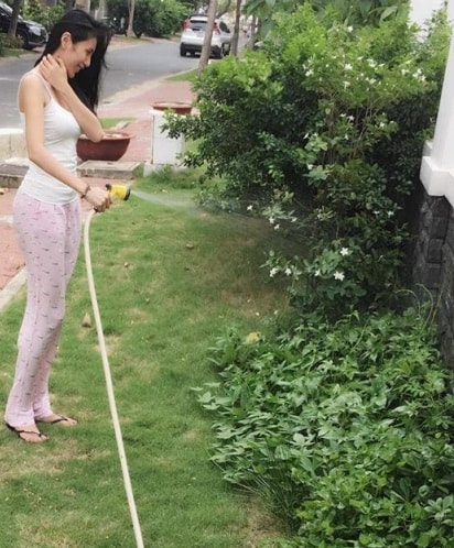 Thủy Tiên tự tay chăm sóc vườn rau mà mình rất quý