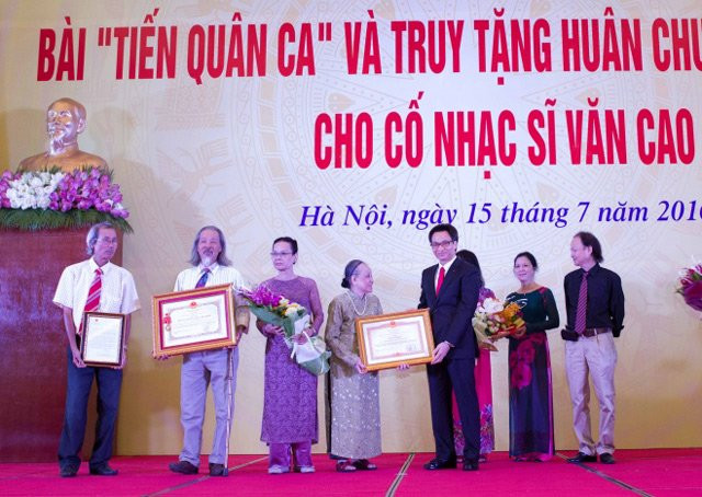Phó Thủ tướng Vũ Đức Đam thay mặt lãnh đạo Đảng, Nhà nước trao Huân chương Hồ Chí Minh của Chủ tịch nước truy tặng cho cố nhạc sĩ Văn Cao; trao Bằng khen của Thủ tướng Chính phủ cho bà Nghiêm Thúy Băng (vợ cố nhạc sĩ Văn Cao).