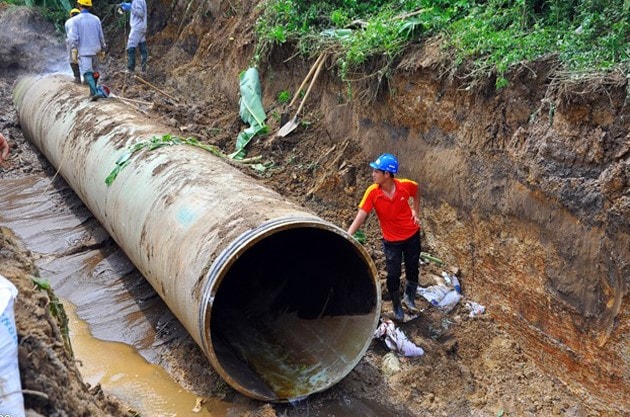 Tuyến ống nước sạch Sông Đà - Hà Nội liên tục bị vỡ ảnh hưởng đến hàng nghìn hộ dân thủ đô. Ảnh: Hoàn Nguyễn.