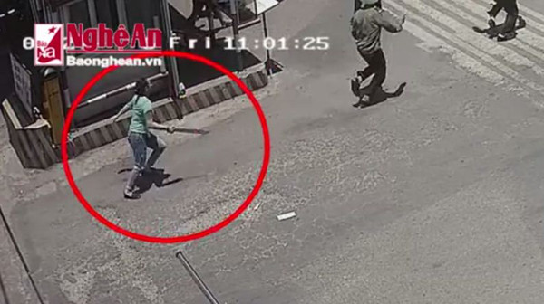 Nữ côn đồ cùng “đàn em” mang hung khí tấn công nhân viên bến xe Vinh khiến nhiều người hoảng loạn