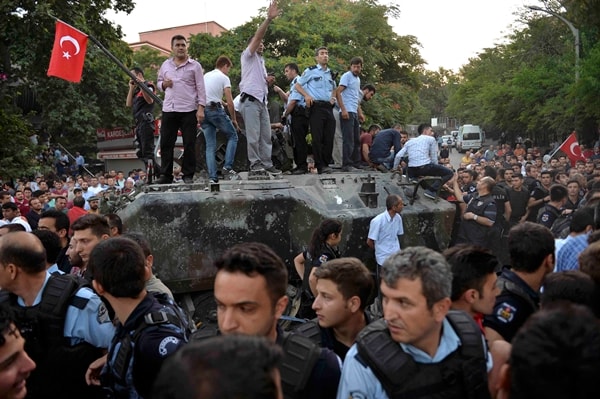 Cảnh sát Thổ Nhĩ Kỳ phong tỏa một phương tiện quân sự ở thủ đô Ankara. Ảnh: Reuters.