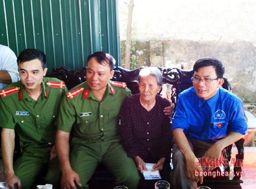 Các đoàn viên Công an Diễn Châu thăm, tặng quà cho mẹ Việt Nam anh hùng Nguyễn Thị Dờn- 95 tuổi ở xóm 3 xã Diễn Quảng