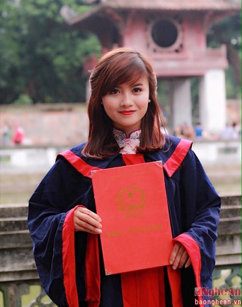 Việt Anh nhận bằng tốt nghiệp Đại học. 