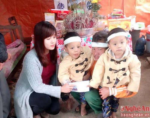 Việt Anh một mình đi xe máy từ Tân Kỳ xuống Thanh Chương trao tiền ủng hộ cho 2 bé  sinh đôi mất mẹ ở xã Thanh Mỹ.