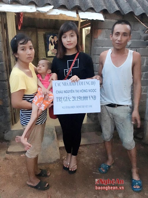 Việt Anh trao tiền ủng hộ cháu Ngọc bị khuyết tật ở Thị trấn Nam Đàn. 